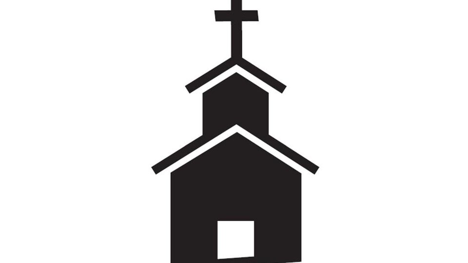 Eine stilisierte schwarze Kirchenabbildung mit einem Kreuz auf dem Dach. Sie zeigt die einfachen Konturen eines Kirchengebäudes.