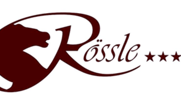 Ein Logo mit dem Namen "Rössle" in eleganter Schrift. Es zeigt eine stilisierte Pferdekopf-Silhouette und hat fünf Sterne.