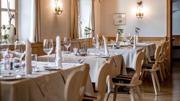 Ein elegant dekorierter Restaurantbereich mit schön gedeckten Tischen. Sanftes Licht und eine einladende Atmosphäre schaffen eine gemütliche Umgebung. | © Rössle
