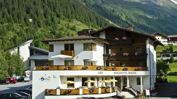 Ein charmantes Berghotel mit Außenbewirtschaftung und schönen Balkonen. Umgeben von grünen Wäldern und majestätischen Bergen.